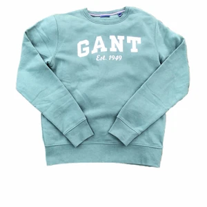Gant sweatshirt  - Hej! Säljer denna superfina gant sweatshirten i nytt skick. Perfekt till sena sommarkvällar🔥 passar Xs-M, har man medium så sitter den normalt, om man har mindre så sitter den oversize. PM för mer info📩