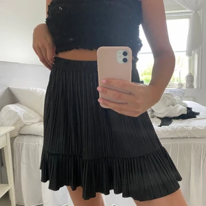 Slutsåld oanvänd zara kjol  - Köptes förra året och var mycket efterfrågad, dock kom den aldrig till användning, storlek M men passar lätt en S. 250 kr + frakt eller högstbjudande 