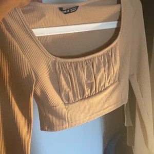 Topp - Säljer min bruna topp som jag inte använder längre har använt den 1 gång. 
