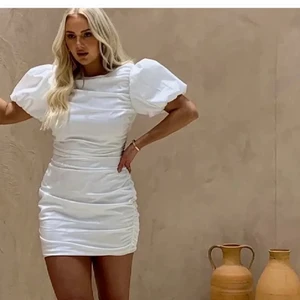 Nelly klänning  - Säljer denna såååå fina klänningen från Nelly i strl 38. Användes på studentdagen under förmiddagen så den är som ny. Säljer för 350kr inklusive frakt och om fler är intresserade blir de budgivning privat 💕💕💕 