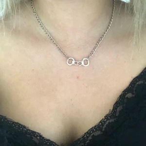 Halsband - Super coola halsband med handbojor! 80kr (frakten är inkluderad i priset) Hör av er vid intresse eller funderingar!💓☺️