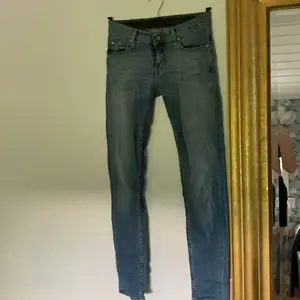 Low waisted jeans ”Style Blaise” från Tiger of Sweden. Strl 27/34”. Lite urtvättade så ser ”vintage” ut. Skriv privat för fler bilder!