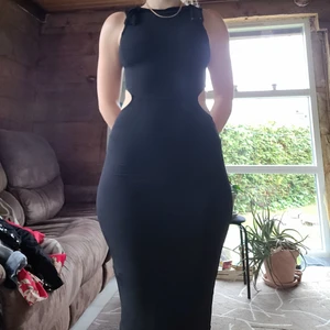 Cut out dress Gina Tricot XS - Vänligen läs noga innan du köper. Cut out dress Gina Tricot i storlek XS. Den är endast testad aldrig använd. Köparen står för all eventuell fraktkostnad. Betalning sker innan jag skickar eller i samband med överlämning. 