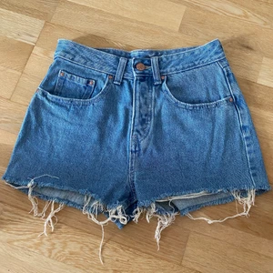 Shorts - säljer dessa snygga shorts då de inte passar mig i storleken! de är i super skick och passar så fint i sommar☀️ vid intresse kan jag skicka fler bilder💙