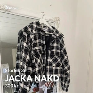 Jacka - Superfin jacka ifrån NAKD. Storlek 36. Helt oanvänd/ nyskick. Nypris: 799kr, Köparen betalar frakt= 66kr spårbar✨