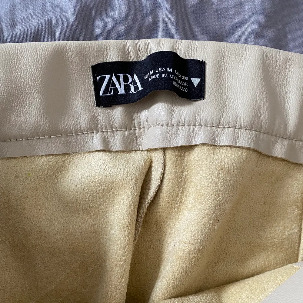 Byxorna är från Zara, säljer pg för små. STRL M men sitter som strl S. ANDVÄNDA 1 gång. Byxorna har slits vid slutet av benet . Jeans & Byxor.
