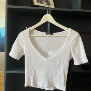 Croppad t-shirt  - Topp från zara som är croppad och slits vid urringningen. Använd 1 gång. 