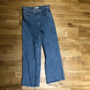 Zara jeans stl 36 - Zara jeans som jag knappt använt. Köpte dem av en annan tjej men dem passade inte mig tyvär. Jättefina byxor.