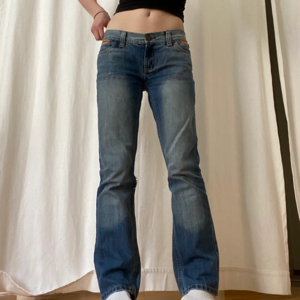 Fett snygga ljus blåa jeans med supercoola fickor. Lite osäker på storleken, men jag är 168. Kan skicka mått senare i veckan då jag inte kan just nu. Jag har sytt in en kil på insidan av benet där från knät typ för att de ska bli lite bredare, men tycker endast det gör byxan coolare (det syns inte så tydligt). Skriv för eventuella frågor💗. Jeans & Byxor.