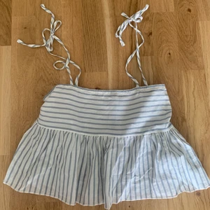 NA-KD - super gulligt linne från Nakd med knytband vid axlarna. Aldrig använt med lappar kvar 