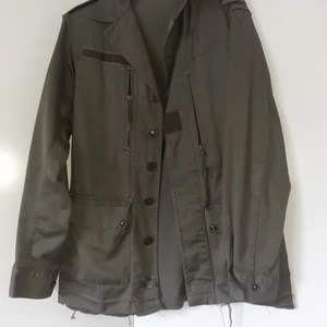 militär jacka  - säljer en militär jacka från 88 M är osäker på storleken men det borde ligga runt en S/M. tyvär så kommer den ej till användning pris kan diskuteras vid intresse. ha en fin dag/kväll💕