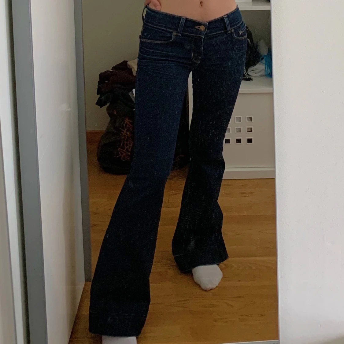 LOW-RISE JEANS