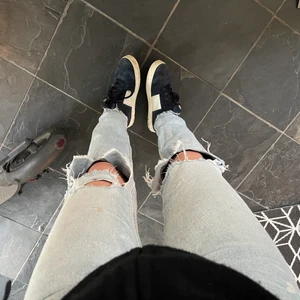 Jeans  - Säljer mina fina favoritjeans med hål på knäna!❤️❤️