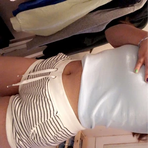 Mjukis shorts storlek xs - Sköna mjukis shorts från H&M. Går att dra åt i midjan. Fint skick. Perfekt nu till sommaren ☺️