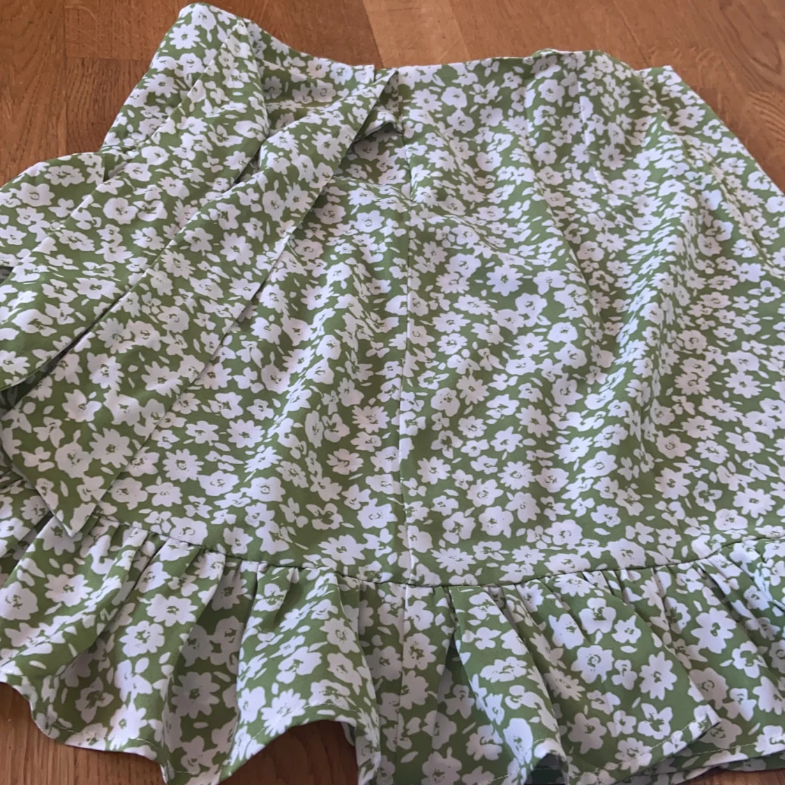 Jättefin grön kjol storlek M  - 90