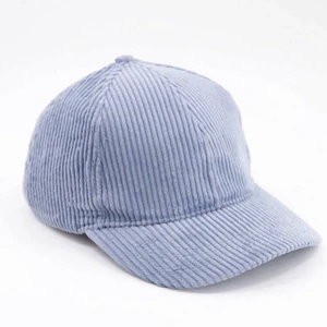 Keps från Asos - Keps i Manchester från Asos!🧢 Slutsåld på hemsidan. Använd endast en gång. De två första bilderna är lånade. Köparen står för frakten☺️