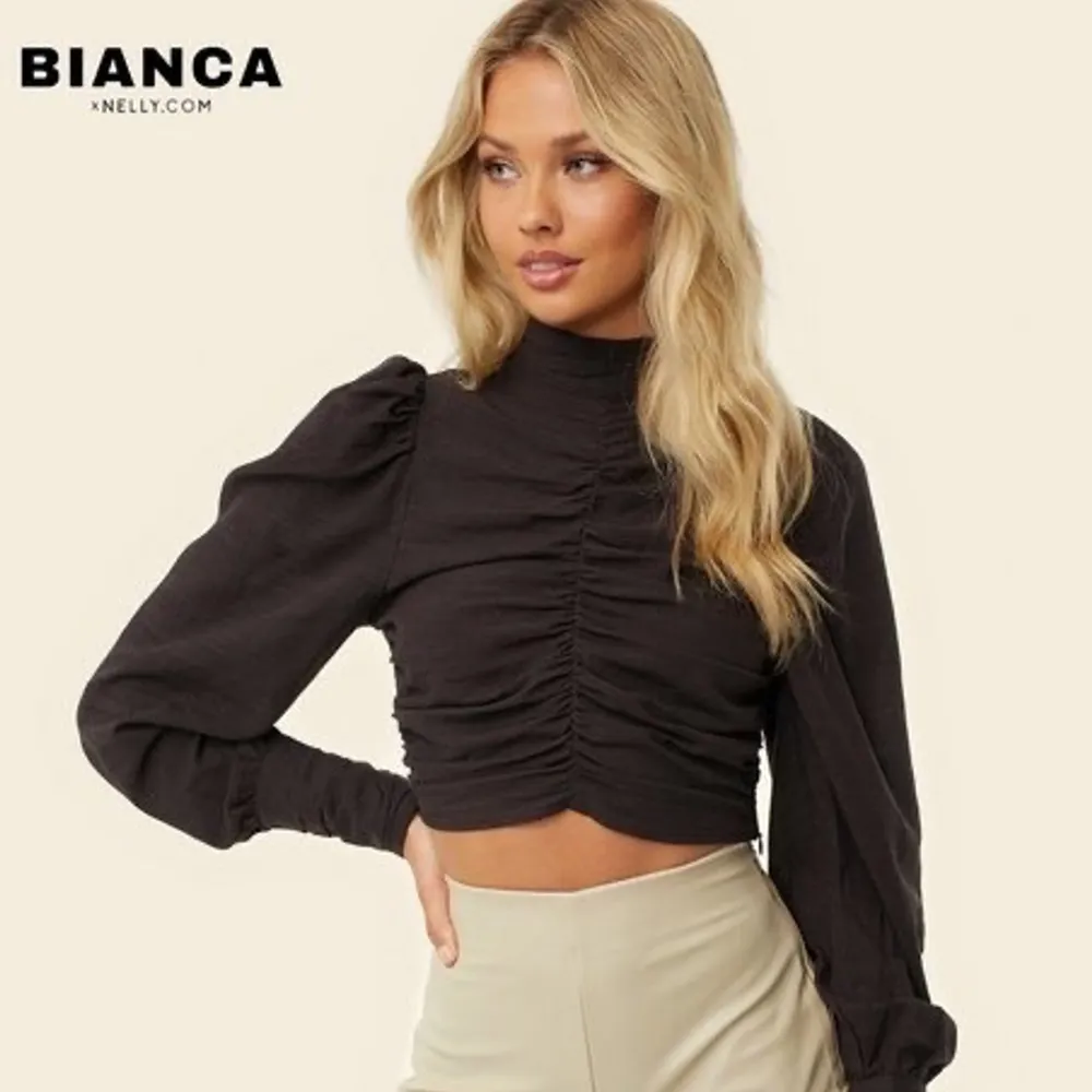 Säljer denna svarta blusen som Bianca Ingrosso designade för Nelly i höstas. Storlek 38. Aldrig använd och lappen sitter kvar. Köpt för 449kr. Superfin men den har aldrig kommit till användning så den passar nog bättre hos någon annan💕. Blusar.