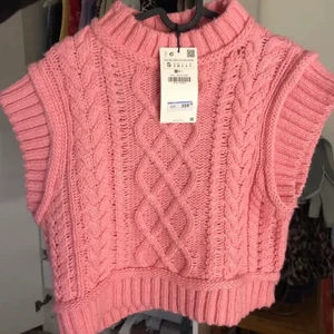 Rosa stickad väst - Super gullig rosa stickad väst ifrån Zara. Kan passa perfekt tillsammans m linnebyxor nu i sommar. Köpt för 360kr och har knappt kommit t användning💗 BUD PÅ 220kr