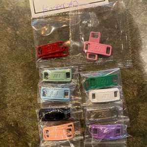 AF1 badges - Säljer AF1 badges i diverse färger! Perfekt för att få dina af1 lite mer unika o kanske matcha med en outfit! Har flera stycken!