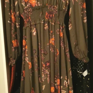 MaxiKlänning med blommor  - En lång klänning som är köpt utomlands väldigt skön i storlek M passar även S 