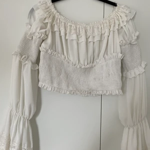 Vit spets croptop  - UUUR snygg croptopp. Använd få tillfällen. 