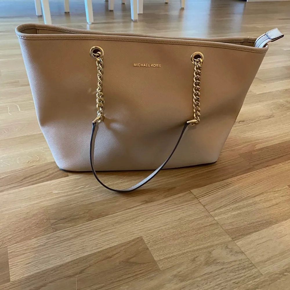 Jättefin beige väska från Michael kors (köpt för 2400kr) . Väskor.