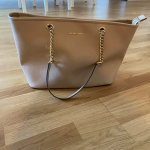 Nästintill oanvänd väska från Michael kors - Jättefin beige väska från Michael kors (köpt för 2400kr) 