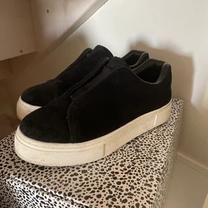 Svarta Eytys skor - Säljer mina Eytys Skotnik storlek 37 men passar också 38, använd fåtal gånger och är in jättefint skick. Köpte på NK för 1900 kr och säljer nu för 1400 kr eftersom de är i så fin skick