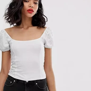 Monki Broderi topp  - En söt sommartopp köpt från Monki. Fint skick! 