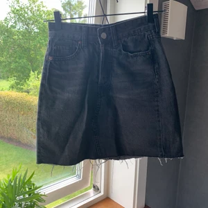 Svart jeanskjol från H&M i storlek 32 - Bra skick, använd ett fåtal gånger. Väldigt fin och skön, växt ur den så hoppas någon annan kan glädjas åt den nu! Perfekt till sommaren