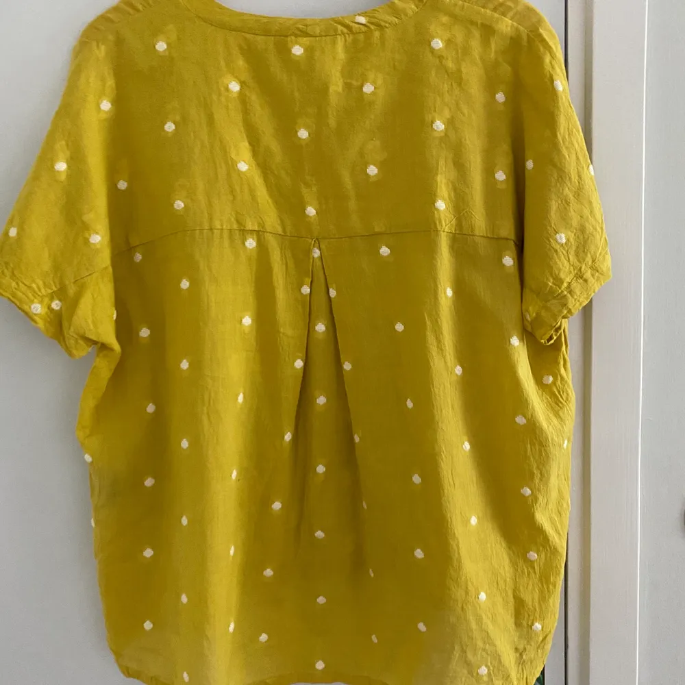Cutest mustard colored top from Masai. It has embroided white polka dots and never before worn 🌻. Toppar.
