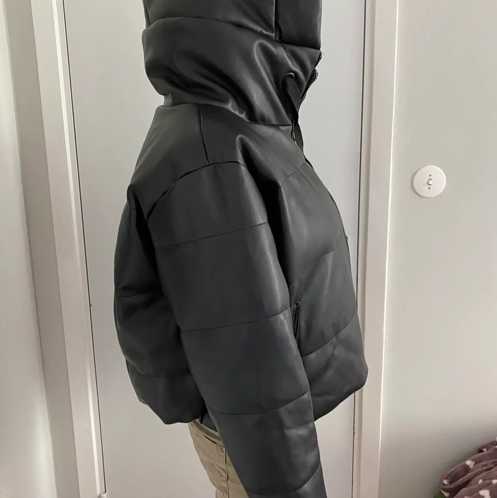 Black puffer jacket (cropped) from Zara. Is in good condition, only a small hole in the left-side inside pocket 🖤 (not visible to others). Love it, but don’t wear it 🖤. Jackor.