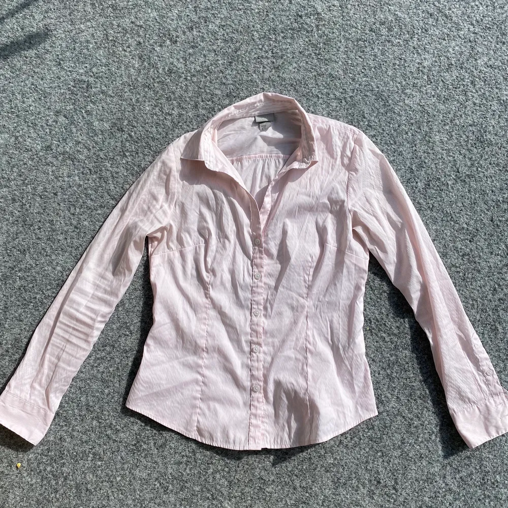 Enkel rosa skjorta med vita ränder i storlek S!. Skjortor.