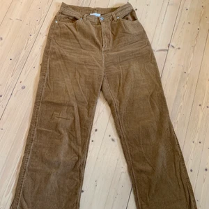 Corduroy byxor  - Byxor köpte på Plick men för stora för mig. Jätte fina dock! 