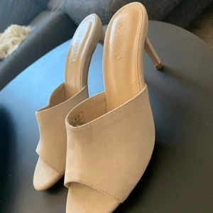 Oanvända klackskor från NAKD - .