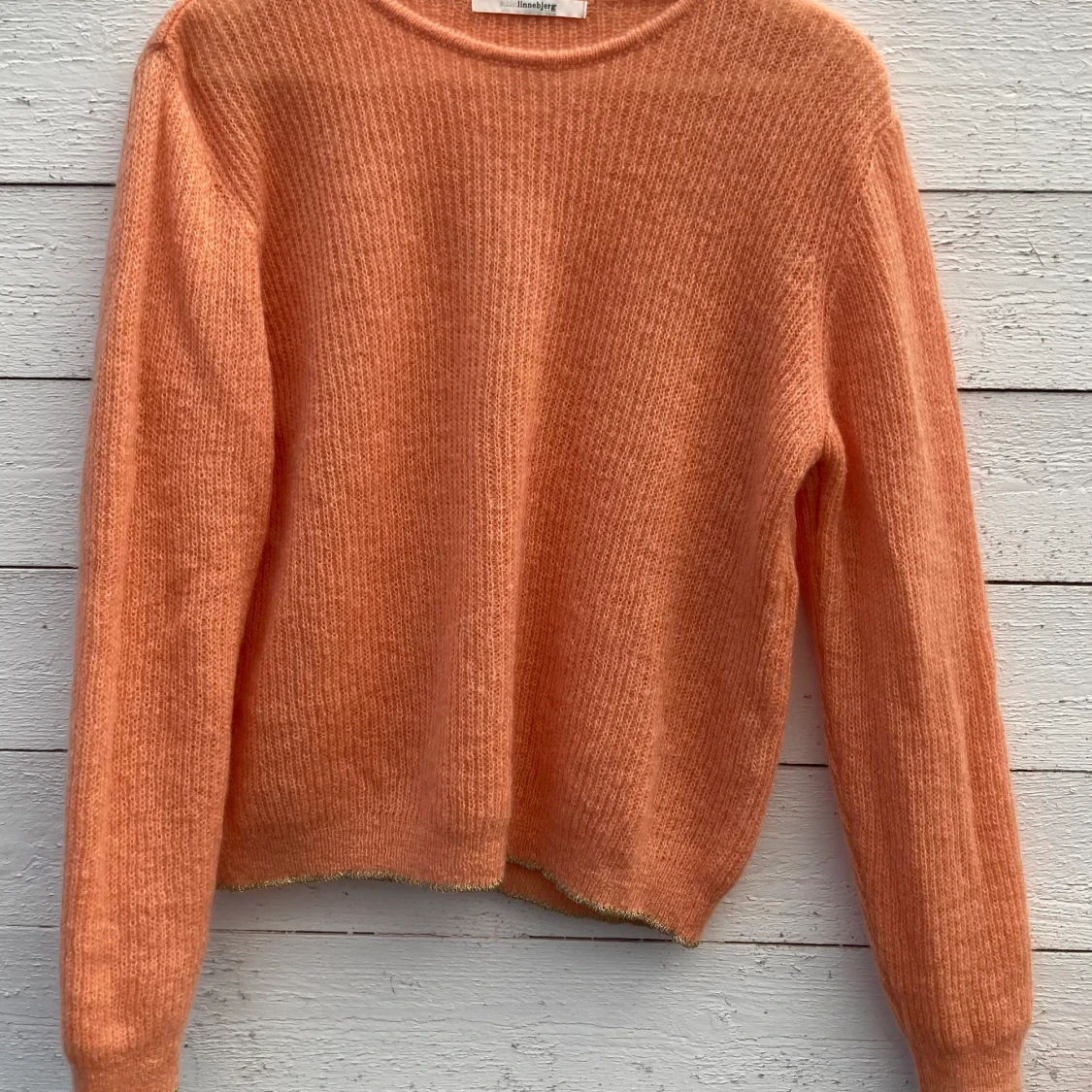 Långärmad stickad tröja i fin aprikos