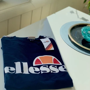 Ellesse tröja - Säljer en helt ny ellesse långärmad tröja. Tunt material med ellesse-märket längs ärmarna😋 Aldrig använd!