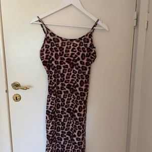 Klänning  - Lång klänning med leopard mönster, älskar den här så sval och skön 
