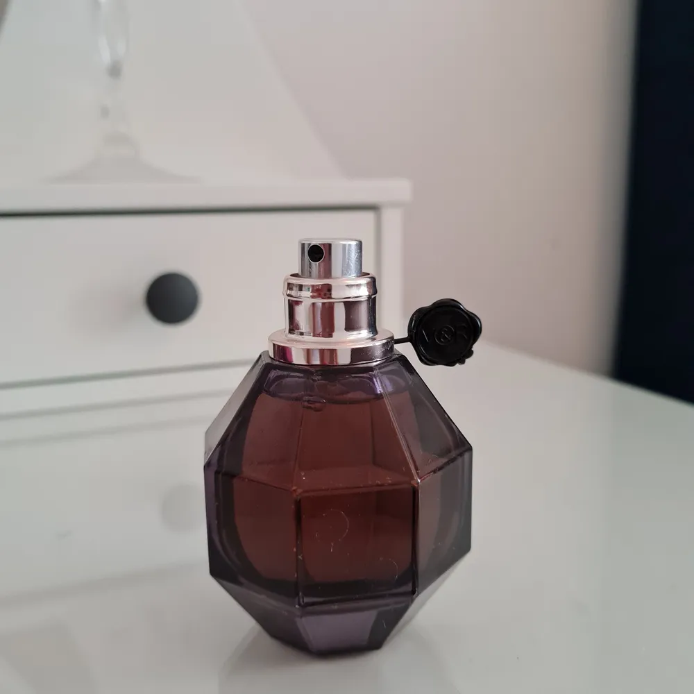 Viktor och rolf 50ml , använder bara två gånger , luktar är mycket stark. Nypris är 700 kr.. Parfym.