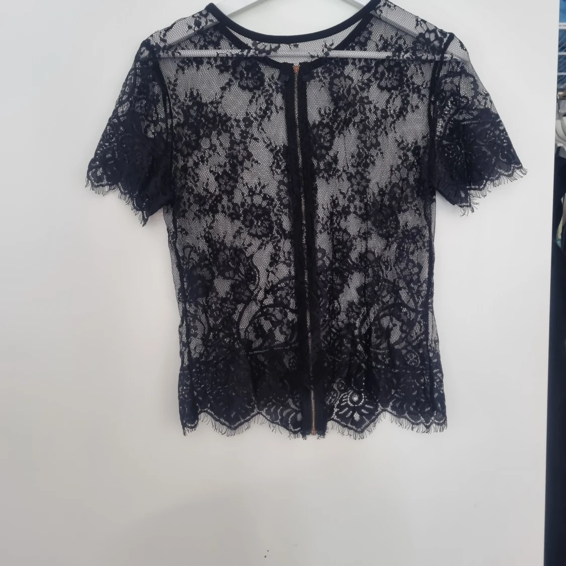 Svart spets tshirt med dragkedja