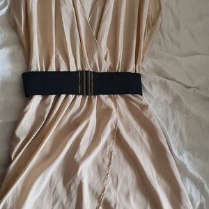 omlottklänning  - Omlottklänning med avtagbart bälte i midjan. En minimal fläck på framsidan. Möjligt att den går bort i tvätten. 