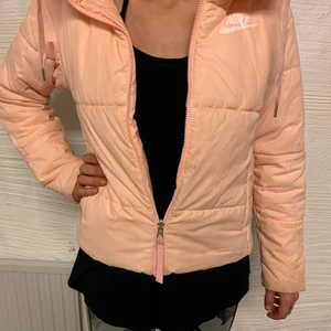 Nike jacka  - Stolek S Nike jacka som ny använd en gång 