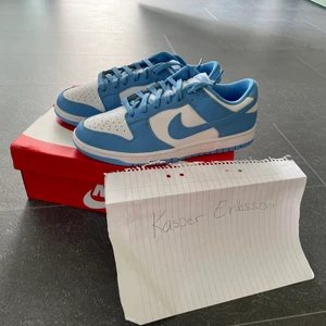 Nike dunk low unc - US10   /   EU 44 Cond: DS                                                   Köpta från JD sports, digitalt kvitto/bekräftelse finns. Köpare står för frakt 