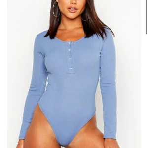 Ribbad svart långärmad tröja - Ribbad svart tröja,superfin! Storlek 38 passar även den med större byst. Använd endast 2 gånger