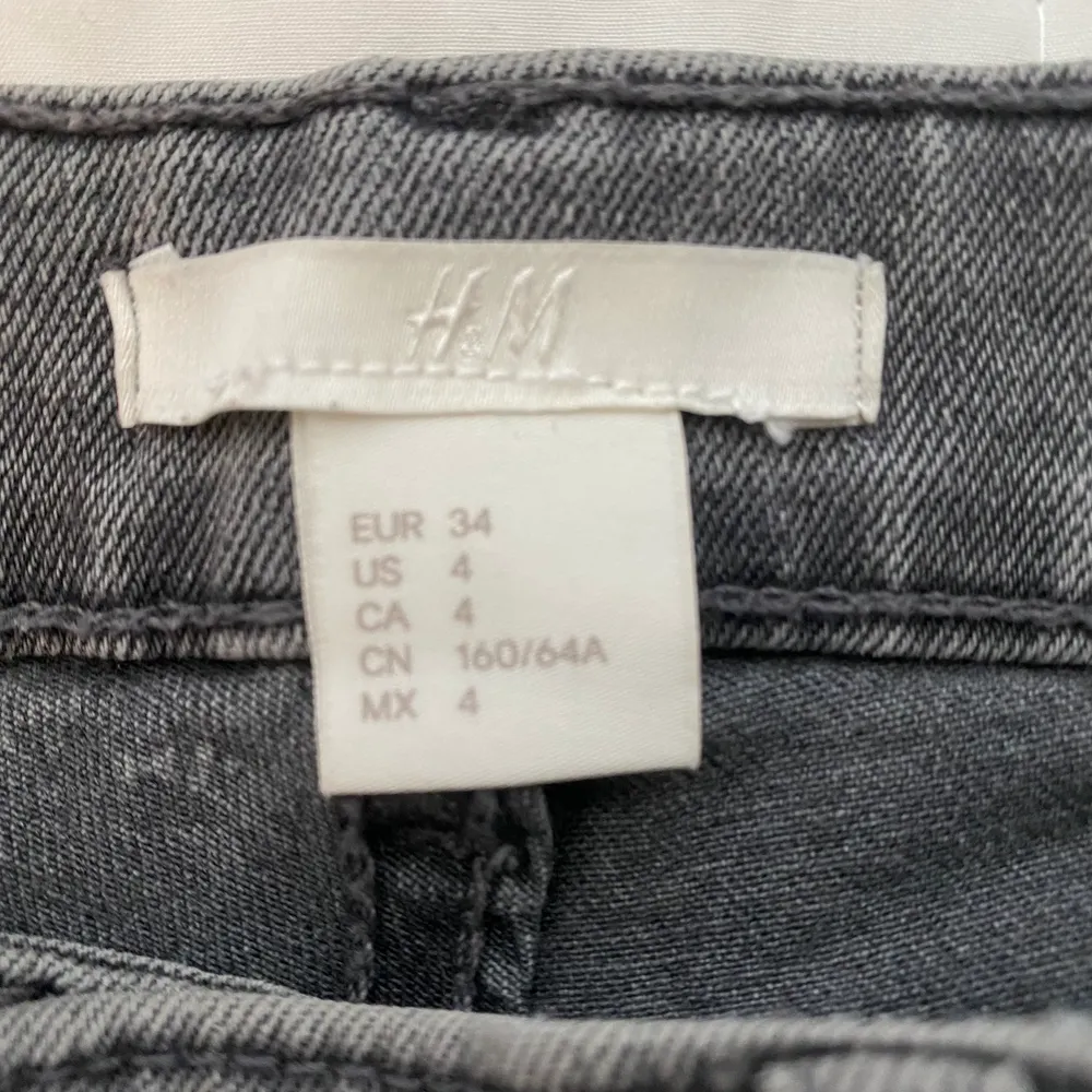Grå short köpt från H&M. Passar bra för S och Xs . Shorts.