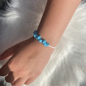 Armband - Superfint handgjort armband. Färger på pärlorna går att ändra om så önskas. Justerbart! 55kr/st