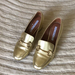 Heta guldloafers &otherStories - Gucciinspirerade heta guldloafers från &OtherStories i finaste skinn. Perfekta till sommarens alla outfits