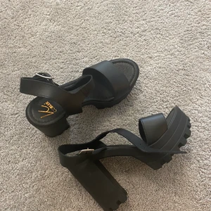 Storlek 41 - Köpta för: 599kr, oanvända 