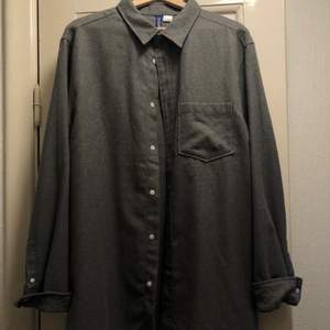 HELT OANVÄND långärmad grå skjorta från H&M, prislapp sitter kvar. Kan mötas upp/alternativt köpare står för frakt.