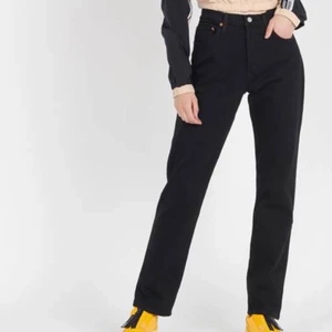 Svarta nya 501, Levis - 501, cropped levis jeans. Använt 2 gånger på grund av äger ett liknande par jeans, men super sköna och snygg passform! Sitter lite högre upp i midjan, lite stretch. Storlek 30/29. Nypris: 1000kr